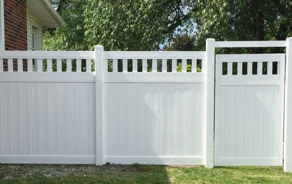 A white vinyl fence installed by Modern Decks and Vinyl Fences.