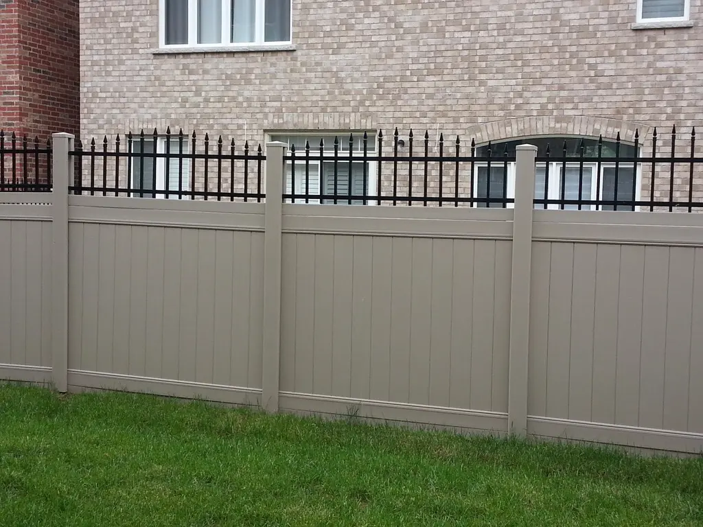 Contemporary vinyl fencing in Ajax featuring integrated black aluminum accents for a sophisticated, modern aesthetic.